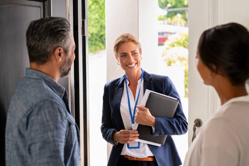 accompagnement-etape-7 Smiling Female Manager Interviewing an Applicant In Office